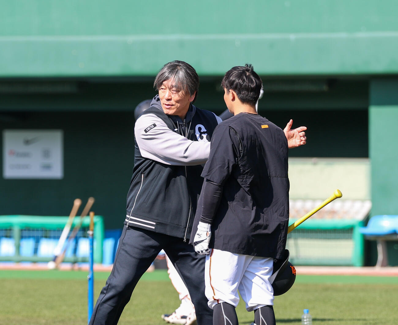 巨人佐々木（右）は松井秀喜臨時コーチに教えを請う（撮影・増田悦実）