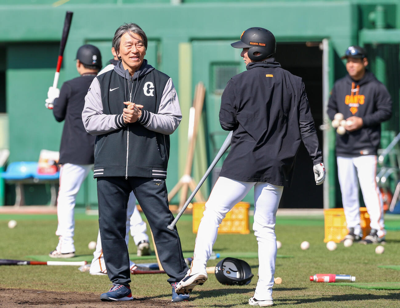 巨人松本（右）は松井秀喜臨時コーチに教えを請う（撮影・増田悦実）