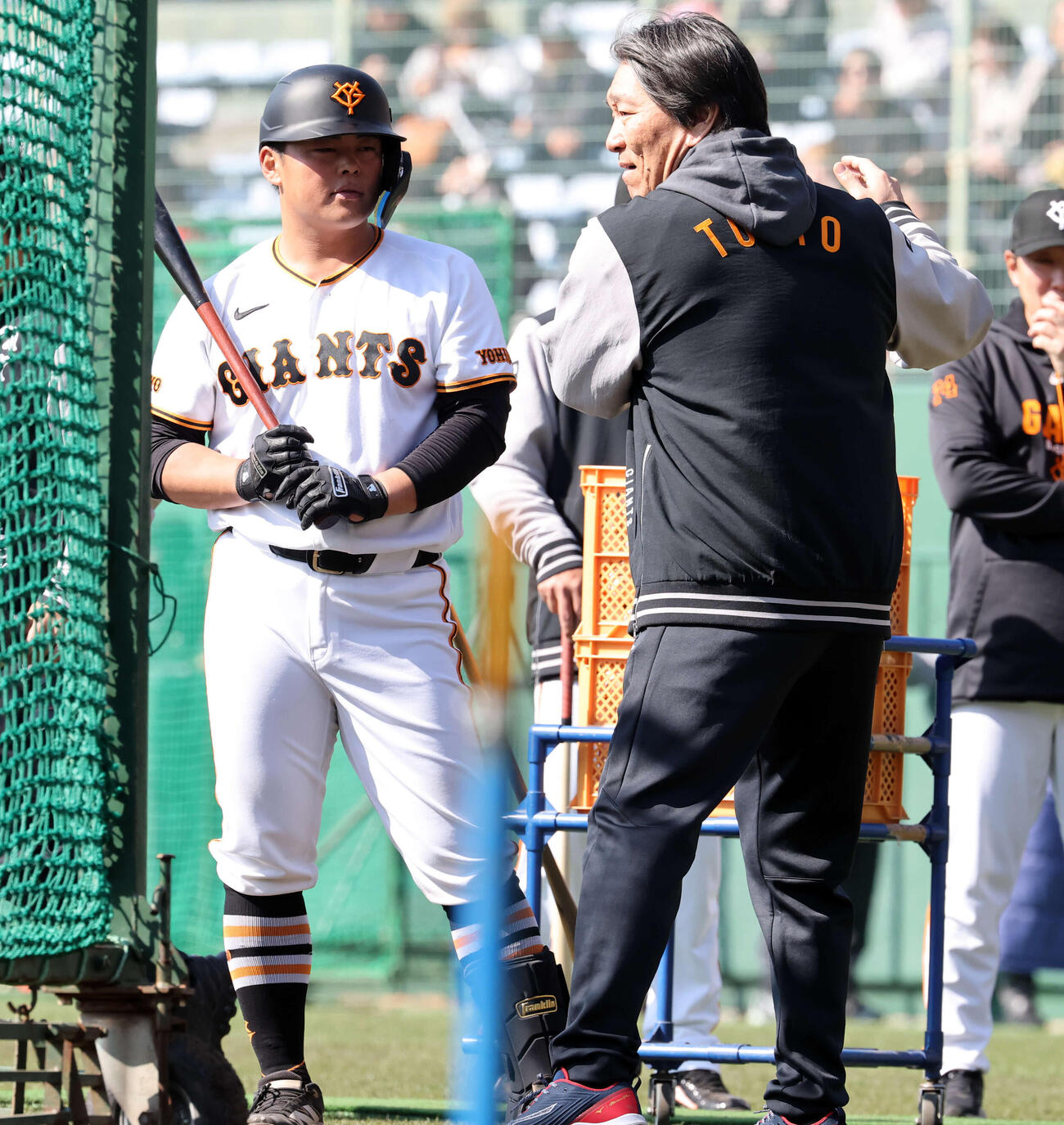 巨人山瀬（左）に指導する松井臨時コーチ（撮影・浅見桂子）