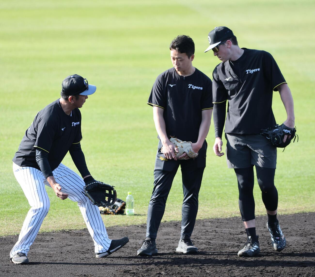 田中コーチの指導を受けながら早出ノックを受ける阪神ディベイニー（撮影・西尾就之）