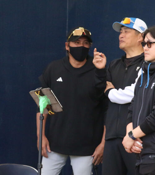 ブルペンで会話する日本ハム新庄監督(左)と山本昌臨時コーチ(撮影・木下大輔)