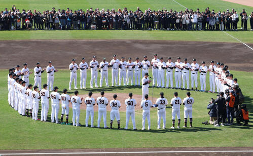 巨人宮崎春季キャンプ最終日を手締めで締める読売巨人軍(撮影・増田悦実)