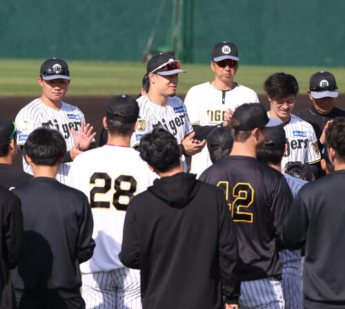 WBC合宿を控え阪神ナインにあいさつする、左から森下、佐藤、一人おいて坂本。左から3人目は藤川監督(撮影・上山淳一)