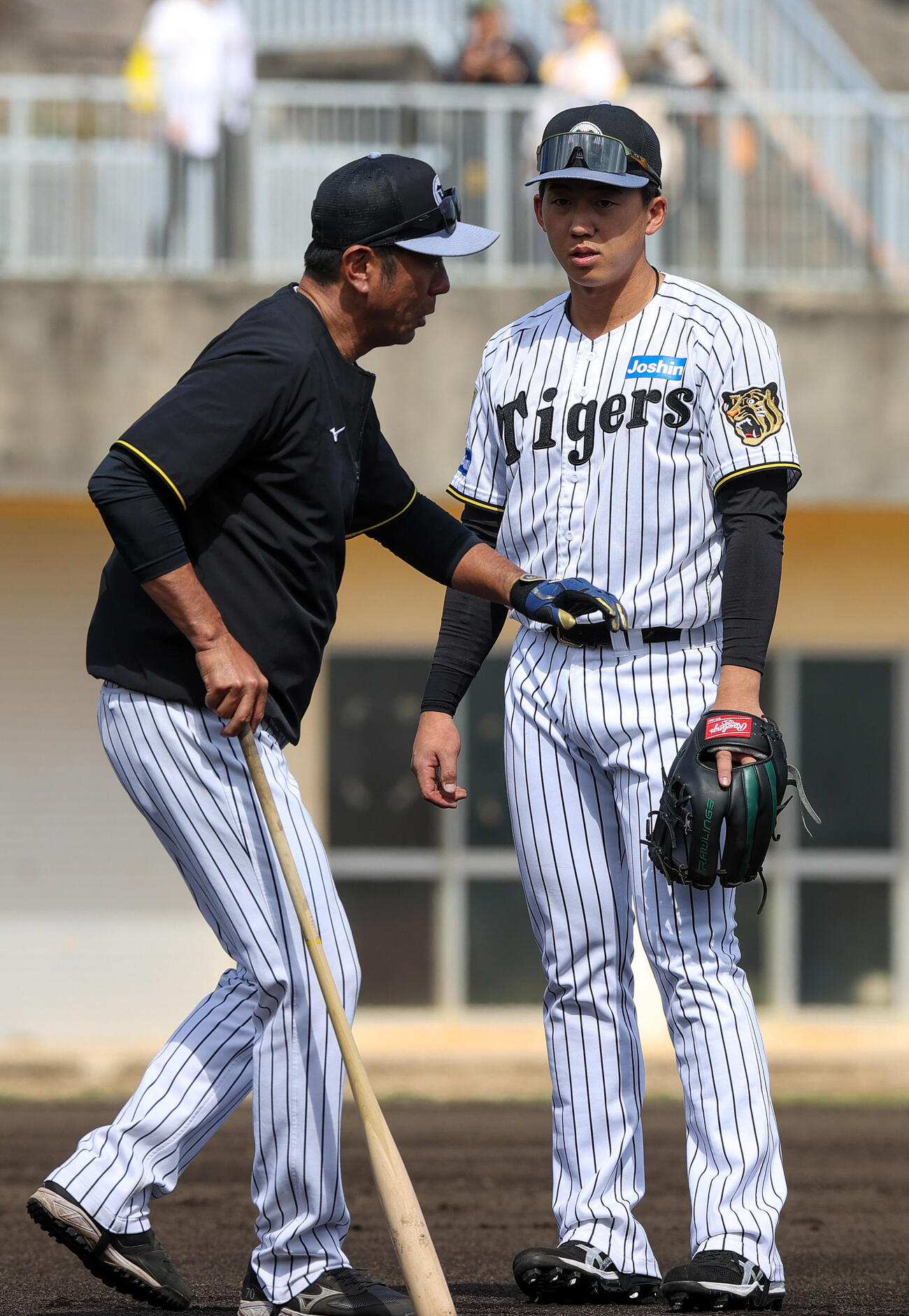 ノックを終えた阪神立石（右）は田中内野守備走塁コーチの話しを聞く（撮影・上山淳一）
