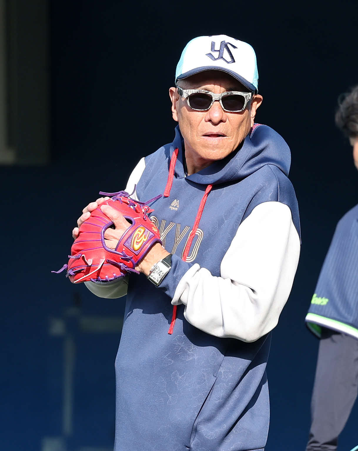 練習を見つめるヤクルト池山監督（撮影・鈴木正人）　
