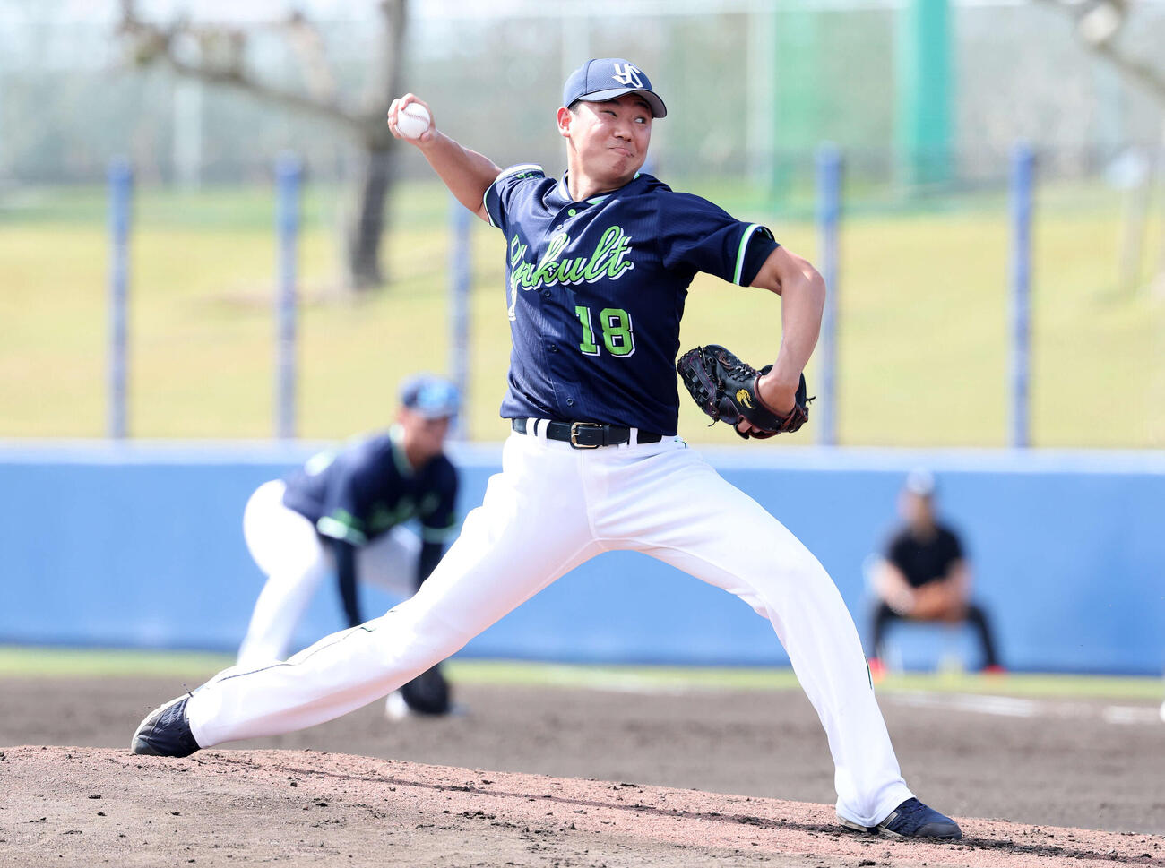 練習試合　中日対ヤクルト　先発し力投するヤクルト奥川（撮影・鈴木正人）　