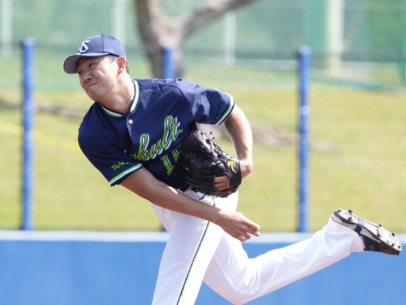 練習試合中日対ヤクルト　1回裏、登板するヤクルト先発の奥川（撮影・森本幸一）