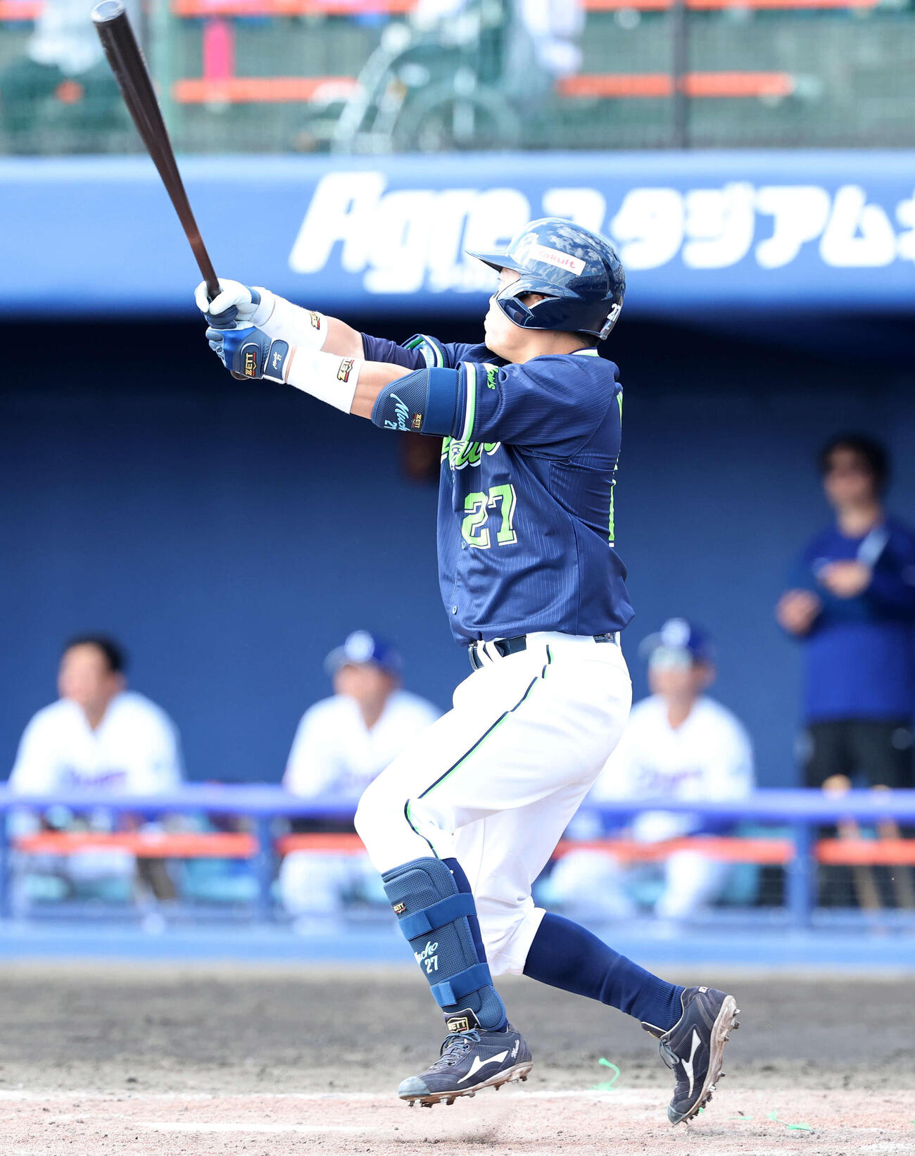 練習試合　中日対ヤクルト　4回表ヤクルト無死、中村悠は右越え二塁打を放つ（撮影・鈴木正人）　