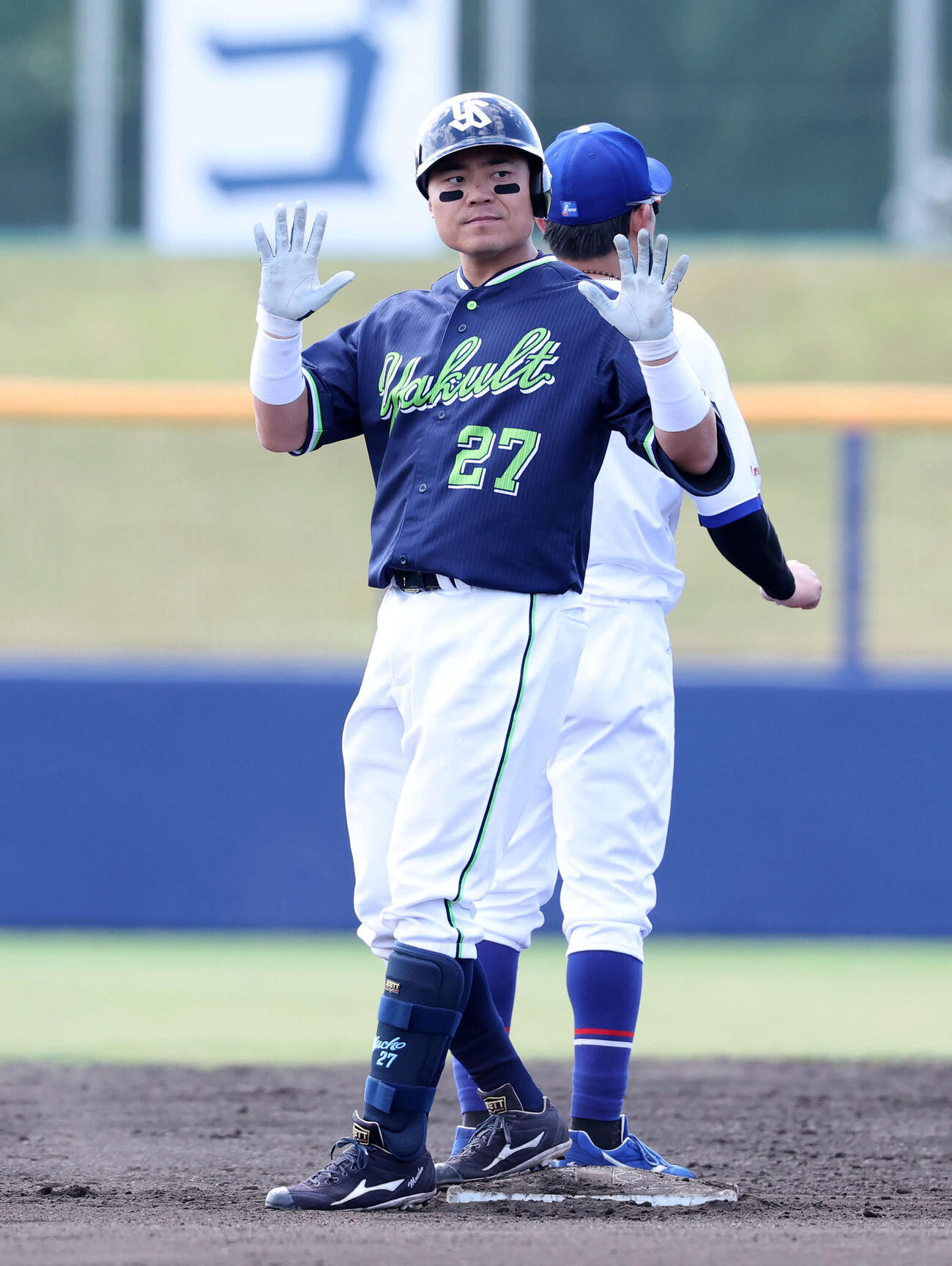 練習試合　中日対ヤクルト　4回表ヤクルト無死、中村悠は右越え二塁打を放ちポーズを決める（撮影・鈴木正人）　