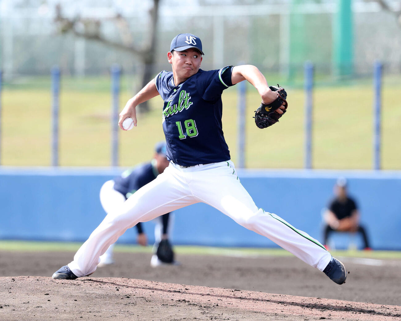 練習試合　中日対ヤクルト　先発し力投するヤクルト奥川（撮影・鈴木正人）　