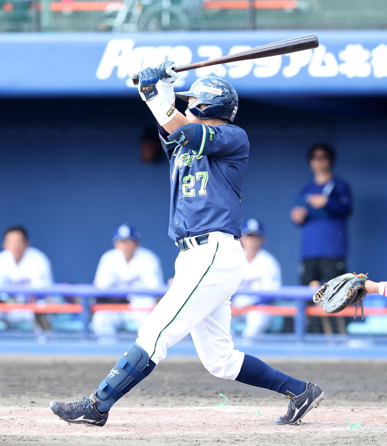 練習試合　中日対ヤクルト　4回表ヤクルト無死、中村悠は右越え二塁打を放つ（撮影・鈴木正人）　
