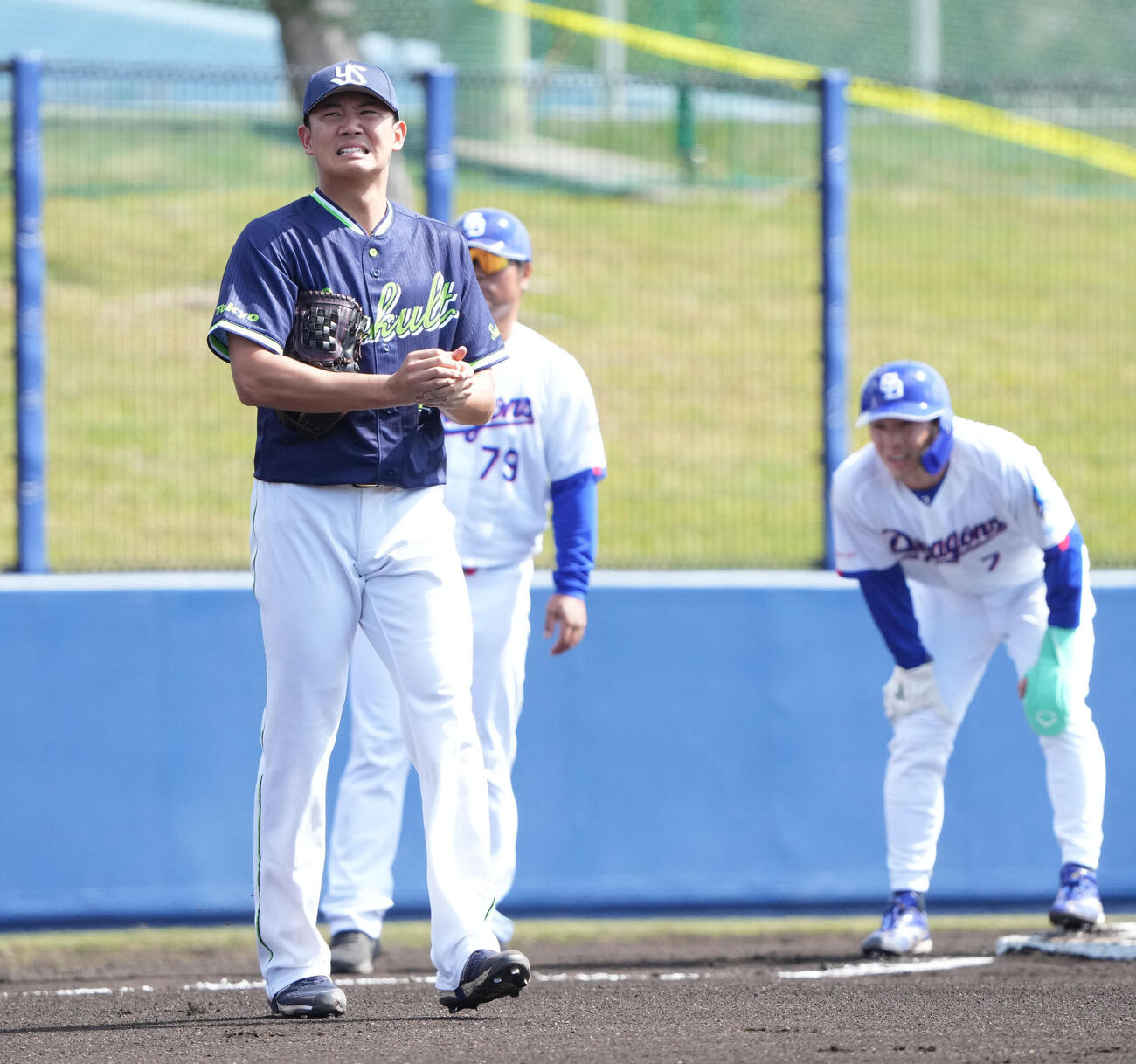 練習試合中日対ヤクルト　1回裏中日1死一、三塁、奥川（左）は険しい表情を見せる（撮影・森本幸一）