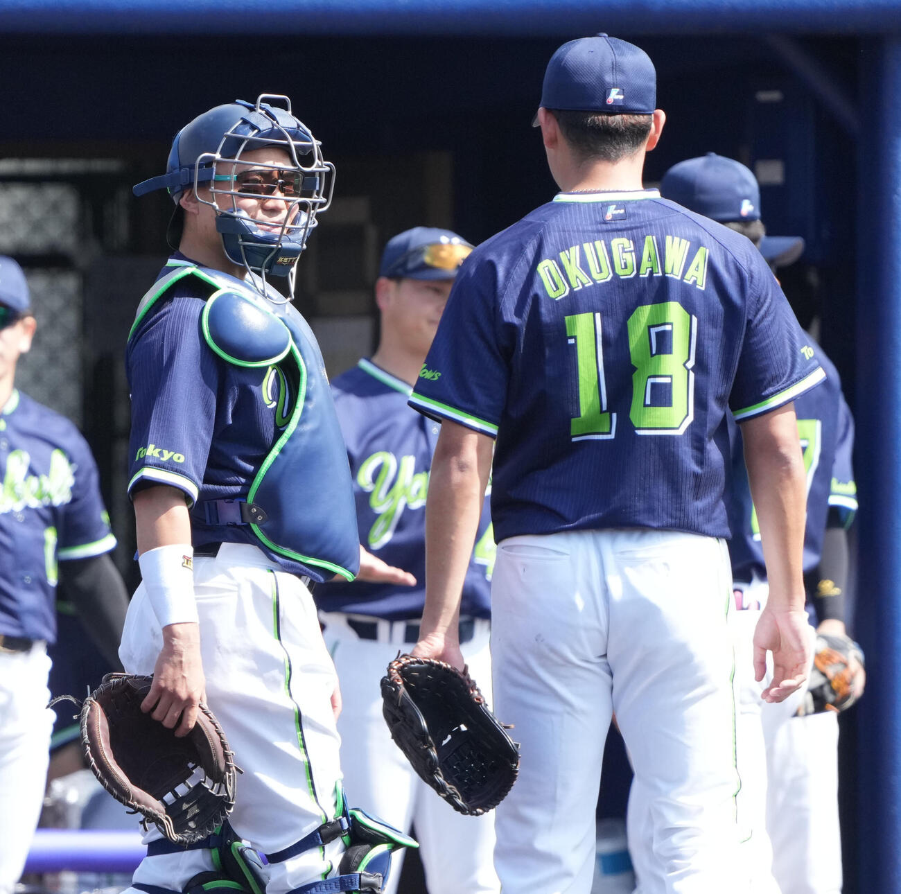 練習試合中日対ヤクルト　1回終了、奥川（右）と言葉を交わしベンチへ戻る中村悠（撮影・森本幸一）