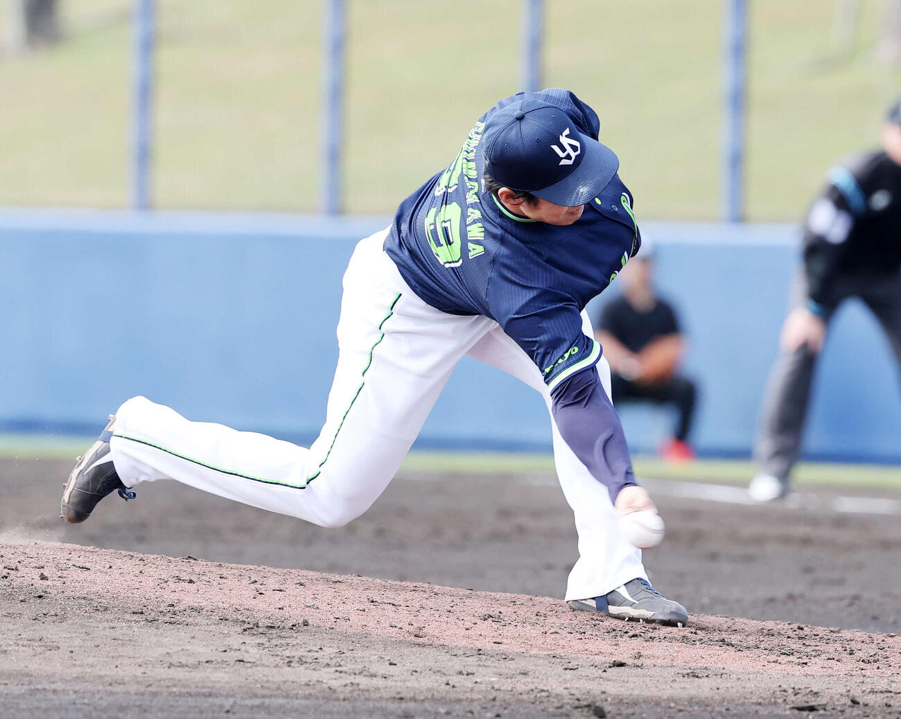 練習試合　中日対ヤクルト　2番手で力投するヤクルト下川（撮影・鈴木正人）　
