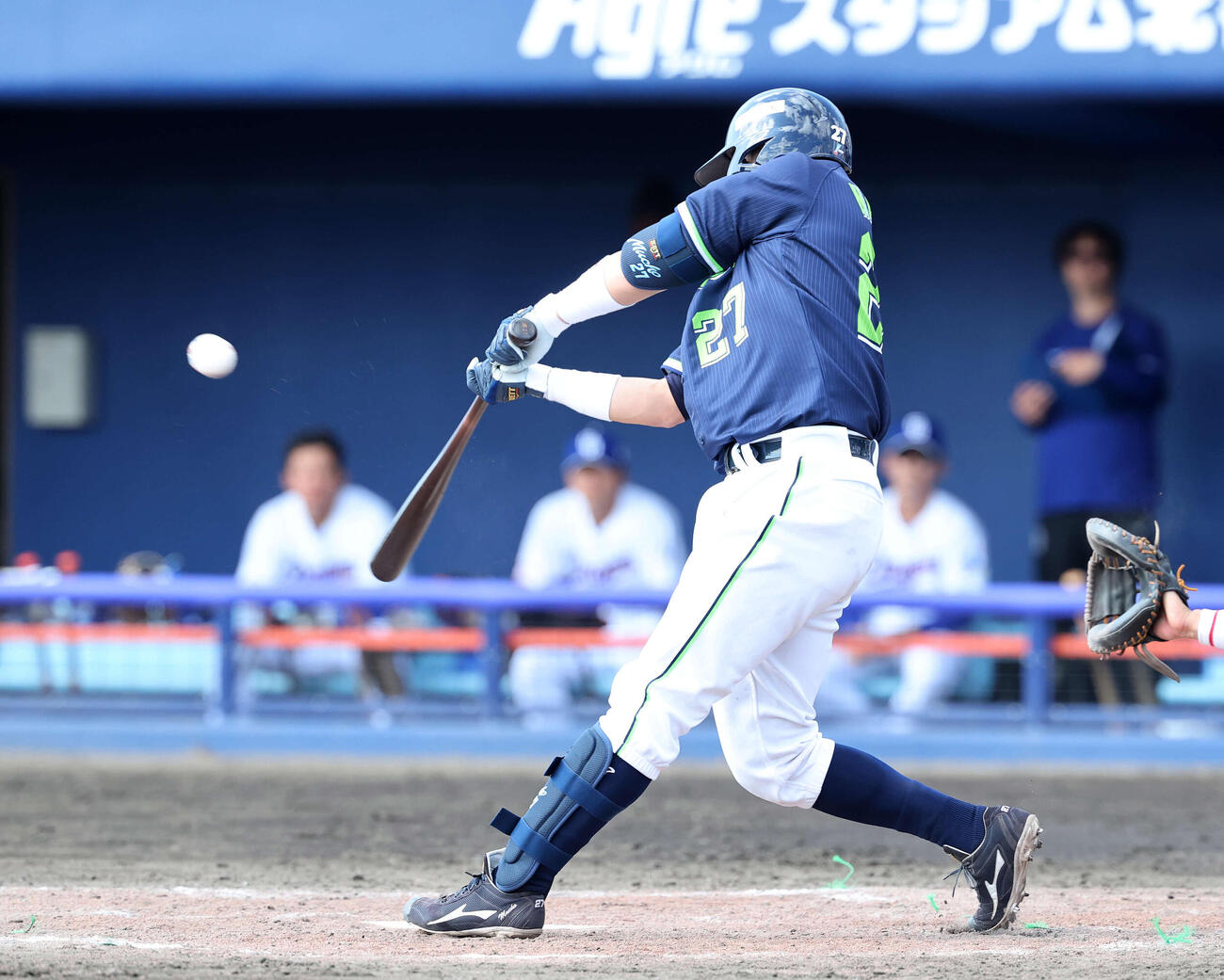 練習試合　中日対ヤクルト　4回表ヤクルト無死、中村悠は右越え二塁打を放つ（撮影・鈴木正人）　