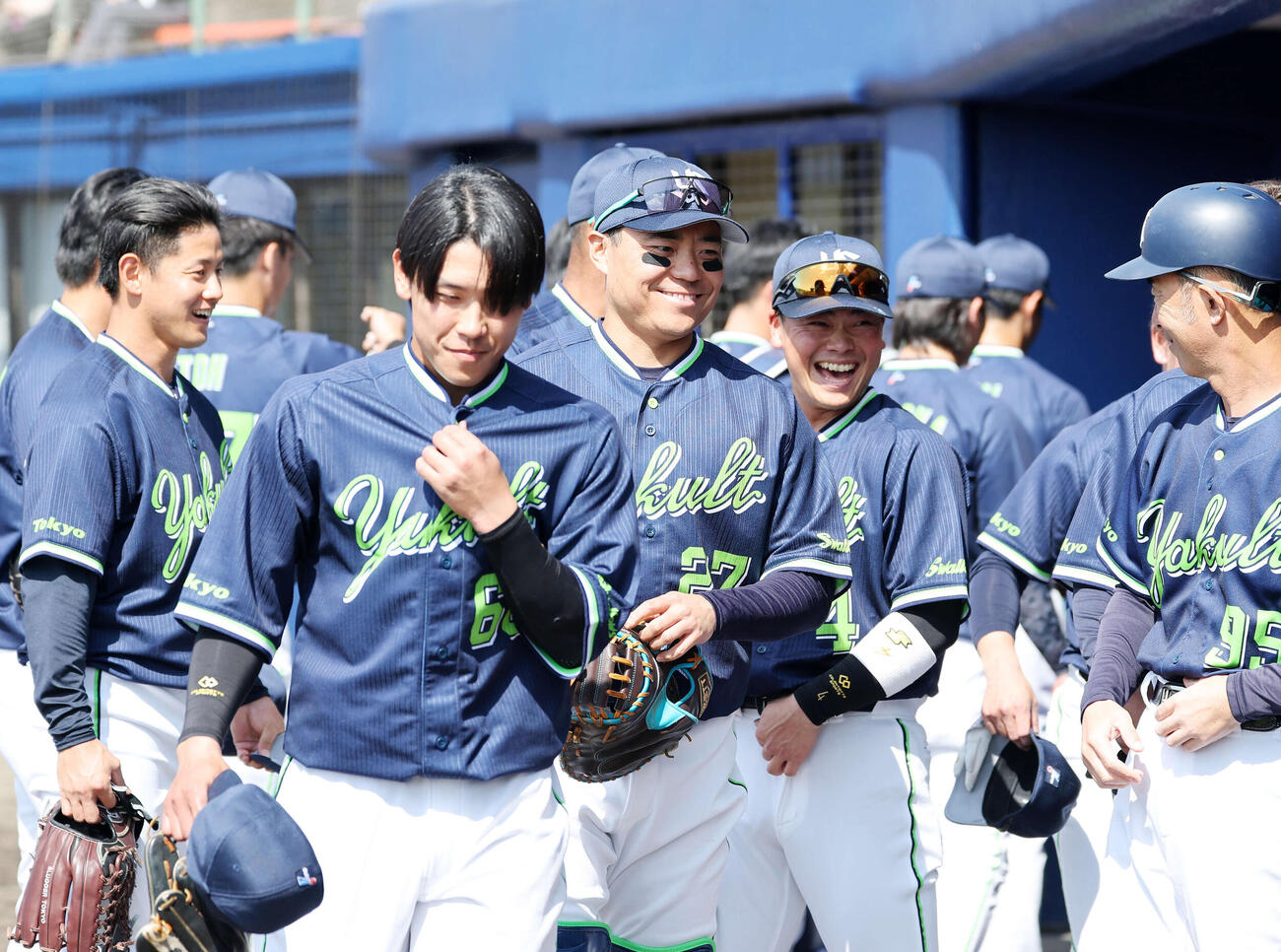 練習試合　中日対ヤクルト　試合前、笑顔を見せるヤクルト中村悠（中央）（撮影・鈴木正人）　