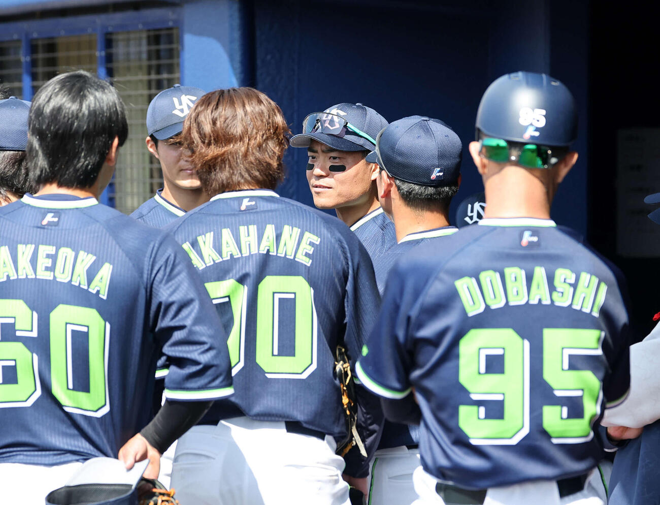 練習試合　中日対ヤクルト　試合前、声かけするヤクルト中村悠（中央）（撮影・鈴木正人）　