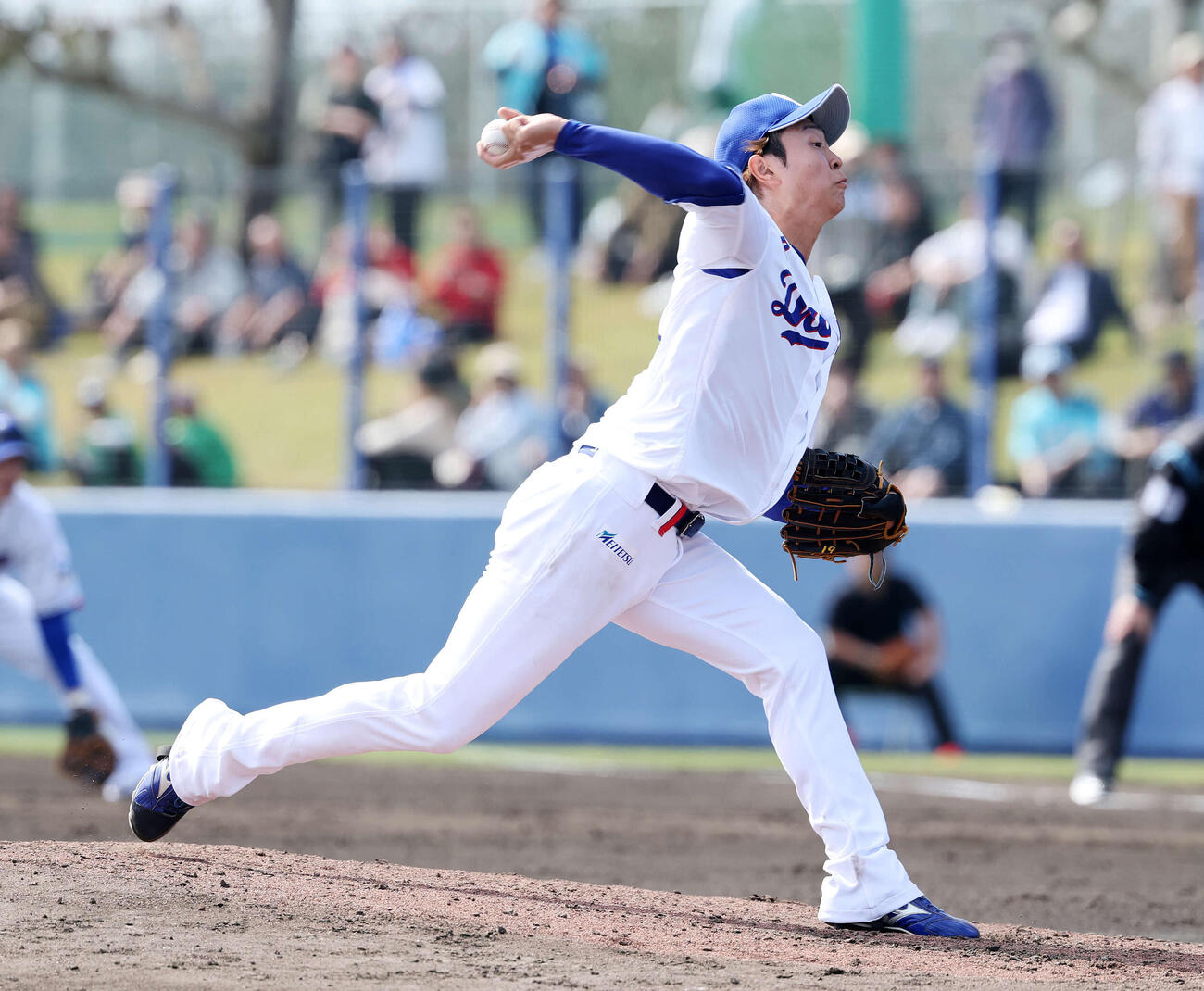 練習試合　中日対ヤクルト　2番手で力投する中日高橋宏（撮影・鈴木正人）　