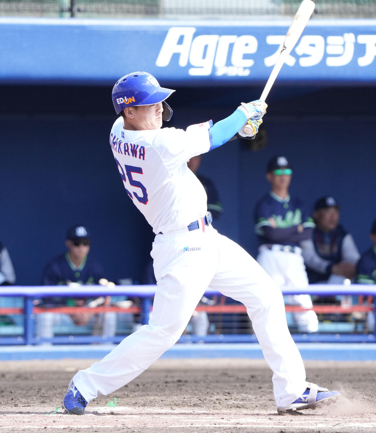 練習試合中日対ヤクルト　1回裏中日2死三塁、中前適時打を放つ石川昂（撮影・森本幸一）