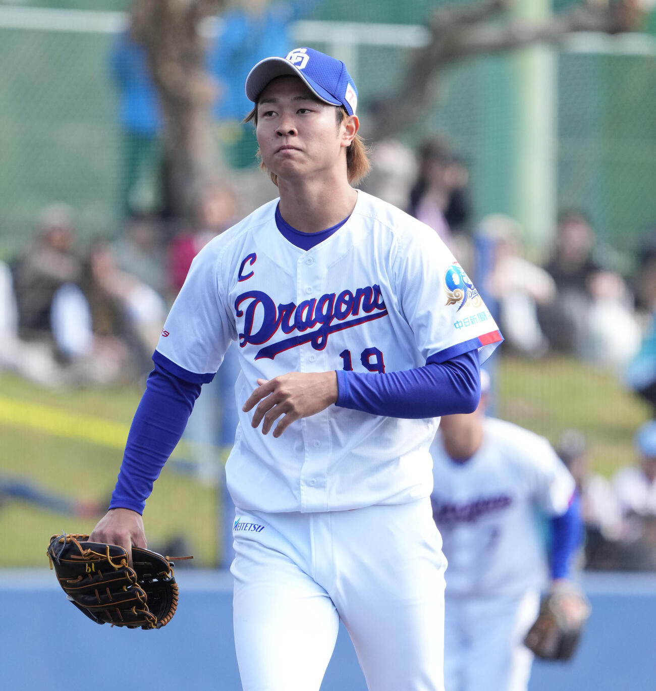 練習試合中日対ヤクルト　4回表終了、ベンチへ戻る高橋宏（撮影・森本幸一）
