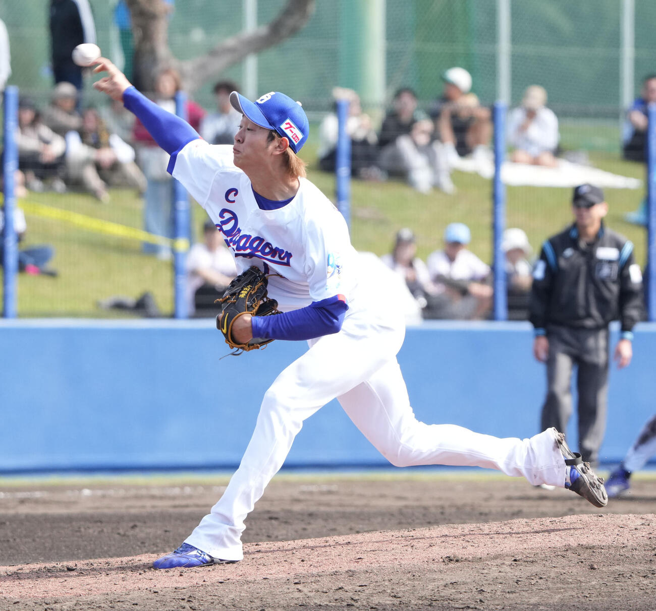 練習試合中日対ヤクルト　4回表、中日2番手で登板する高橋宏（撮影・森本幸一）