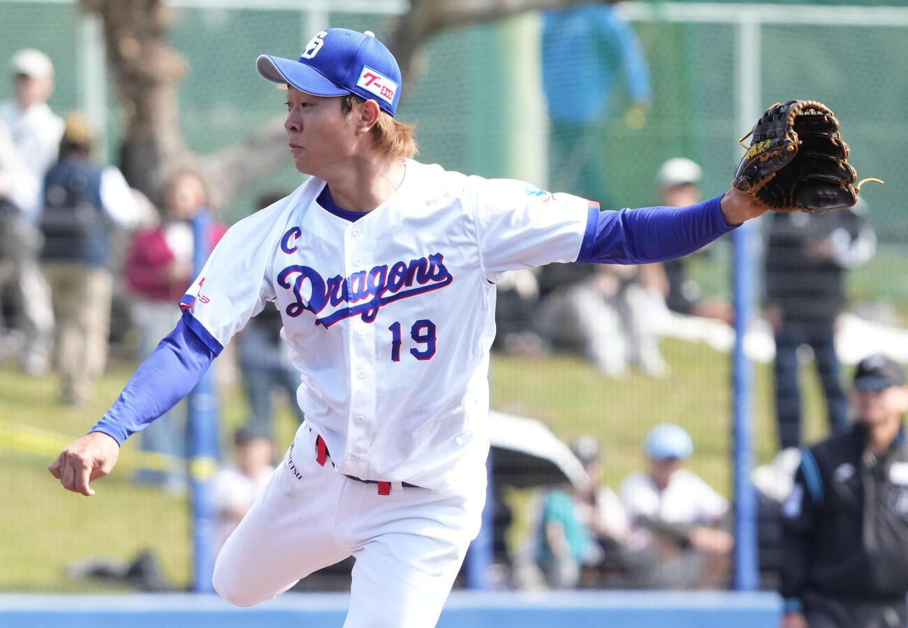 練習試合中日対ヤクルト　4回表、中日2番手で登板する高橋宏（撮影・森本幸一）