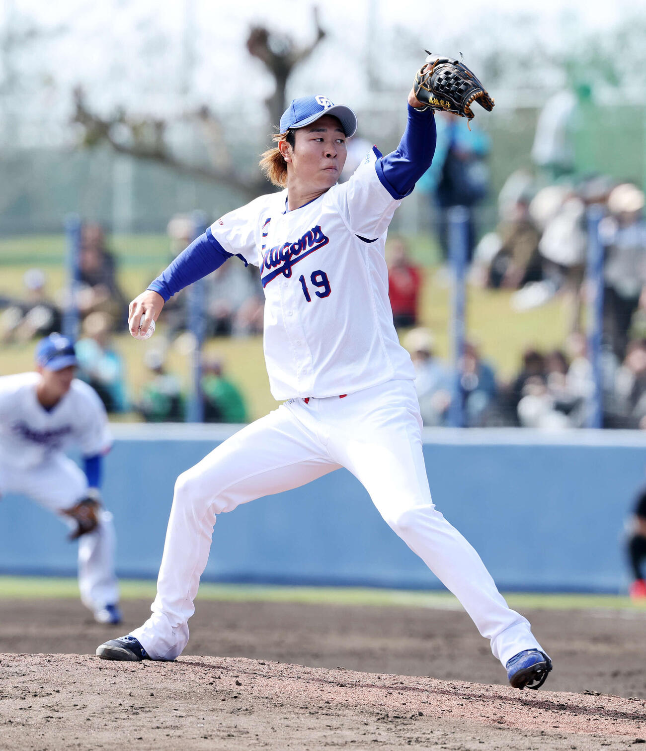 練習試合　中日対ヤクルト　2番手で力投する中日高橋宏（撮影・鈴木正人）　