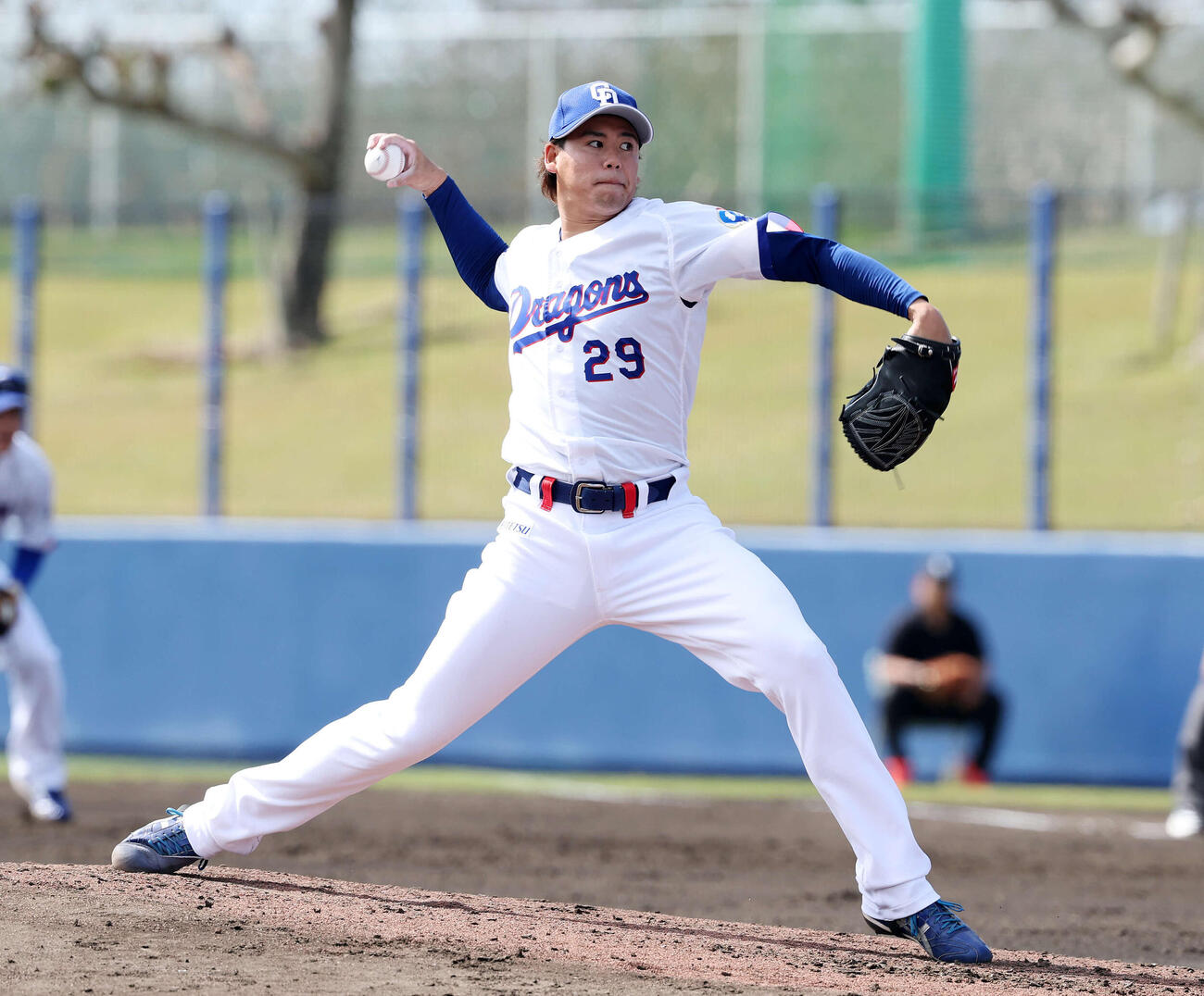 練習試合　中日対ヤクルト　先発し力投する中日松木平（撮影・鈴木正人）　