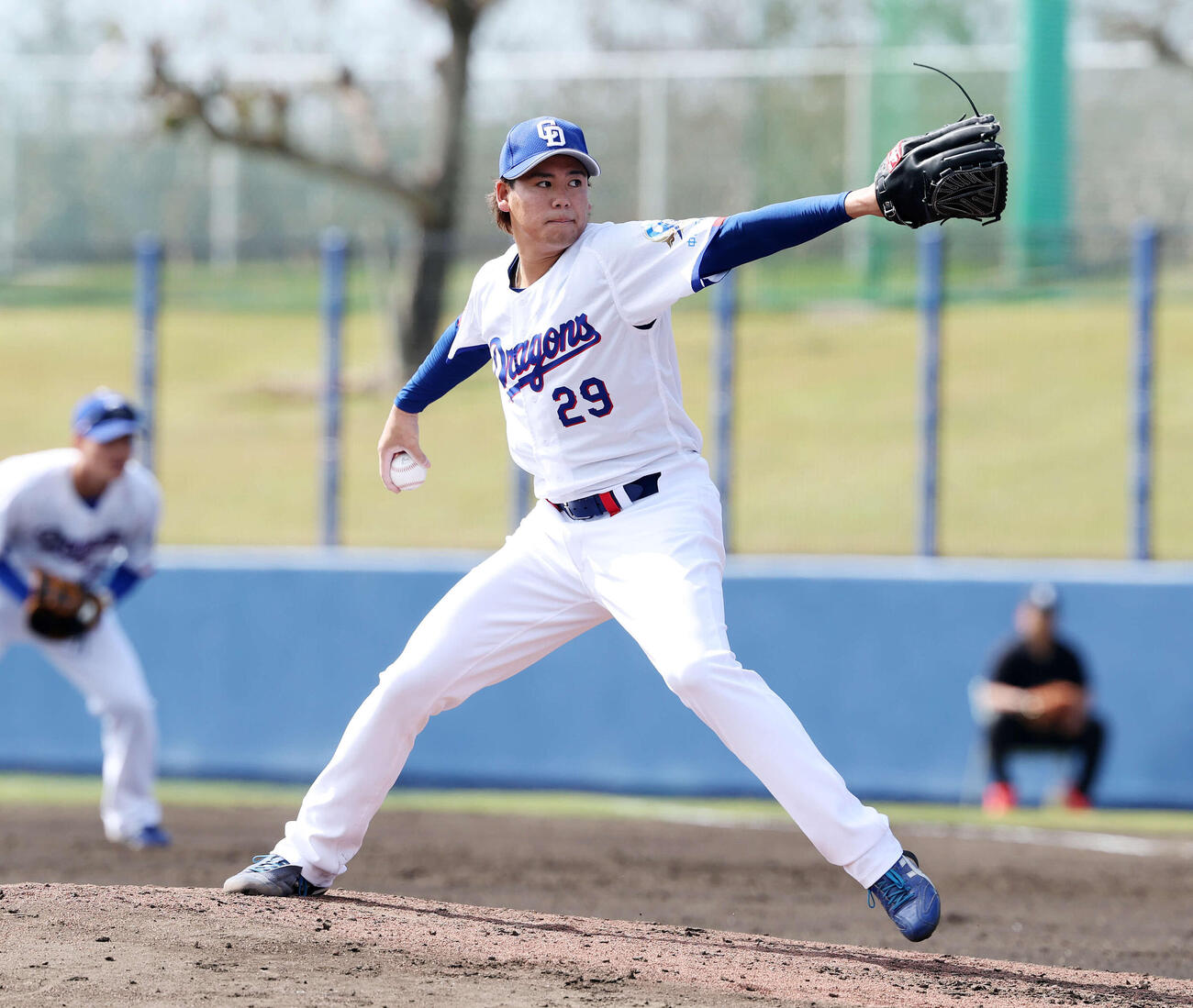 練習試合　中日対ヤクルト　先発し力投する中日松木平（撮影・鈴木正人）　
