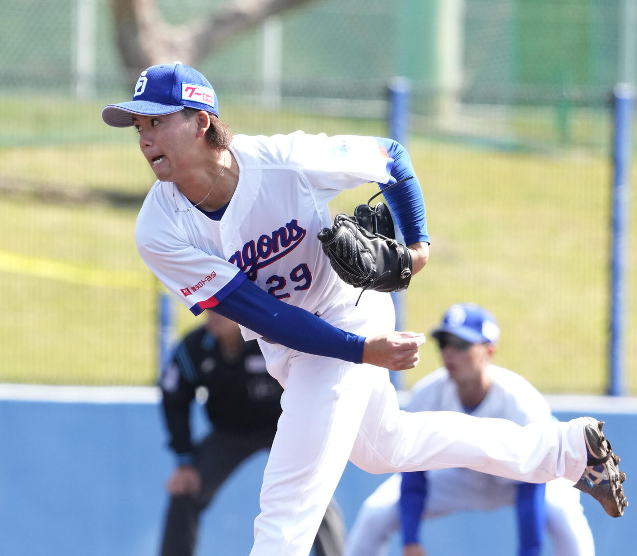 練習試合中日対ヤクルト　1回表、登板する中日先発の松木平（撮影・森本幸一）
