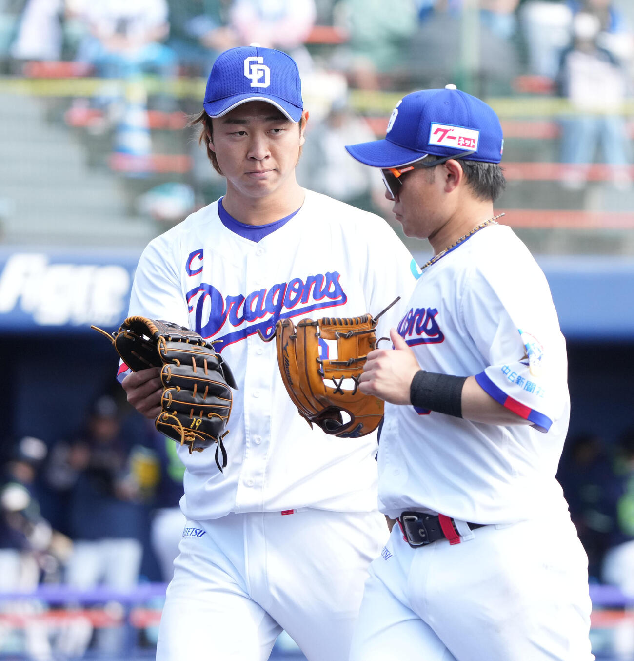 練習試合中日対ヤクルト　4回表終了、村松（右）とタッチを交わしベンチへ戻る高橋宏（撮影・森本幸一）