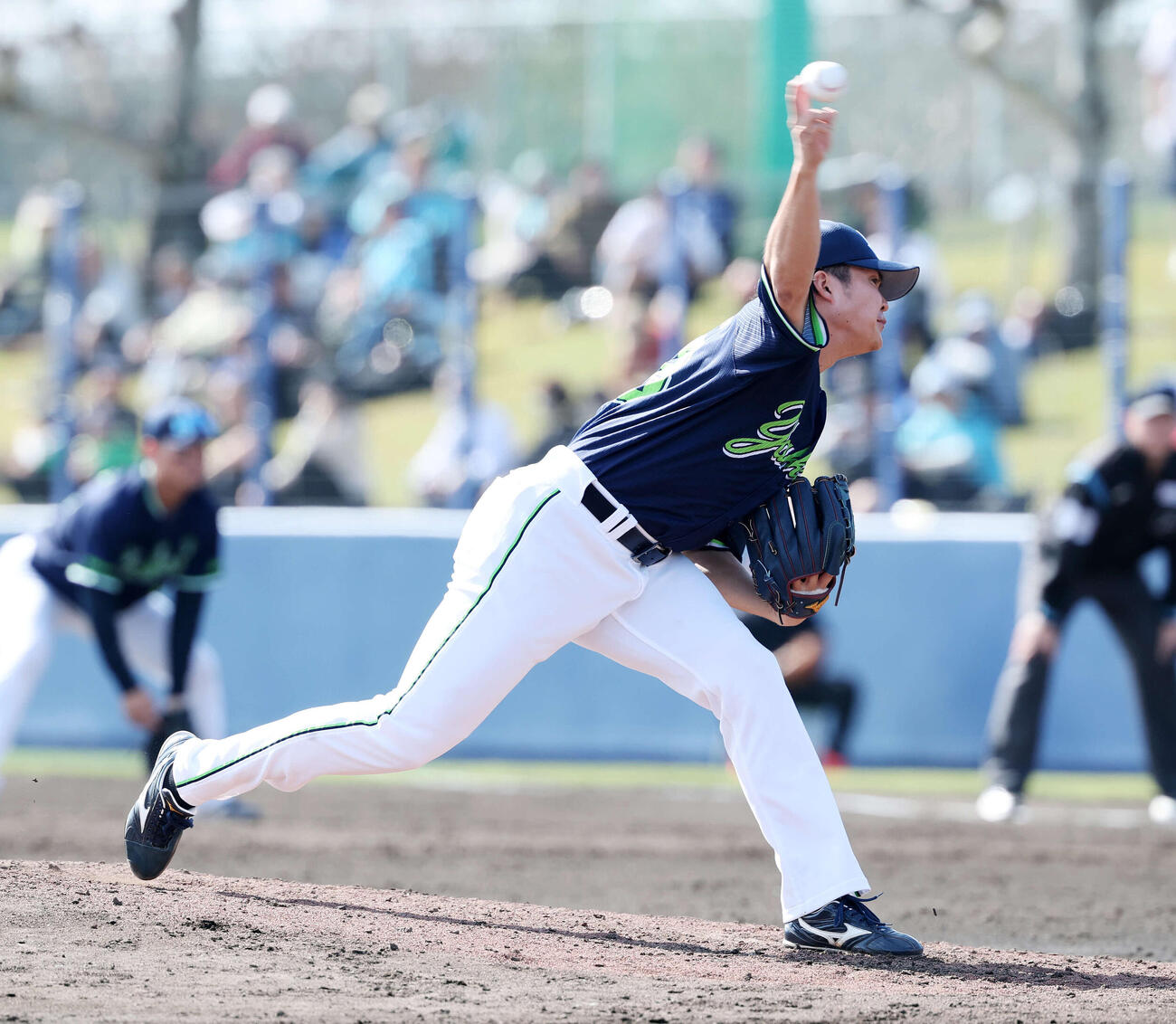練習試合　中日対ヤクルト　3番手で力投するヤクルト松本健（撮影・鈴木正人）　