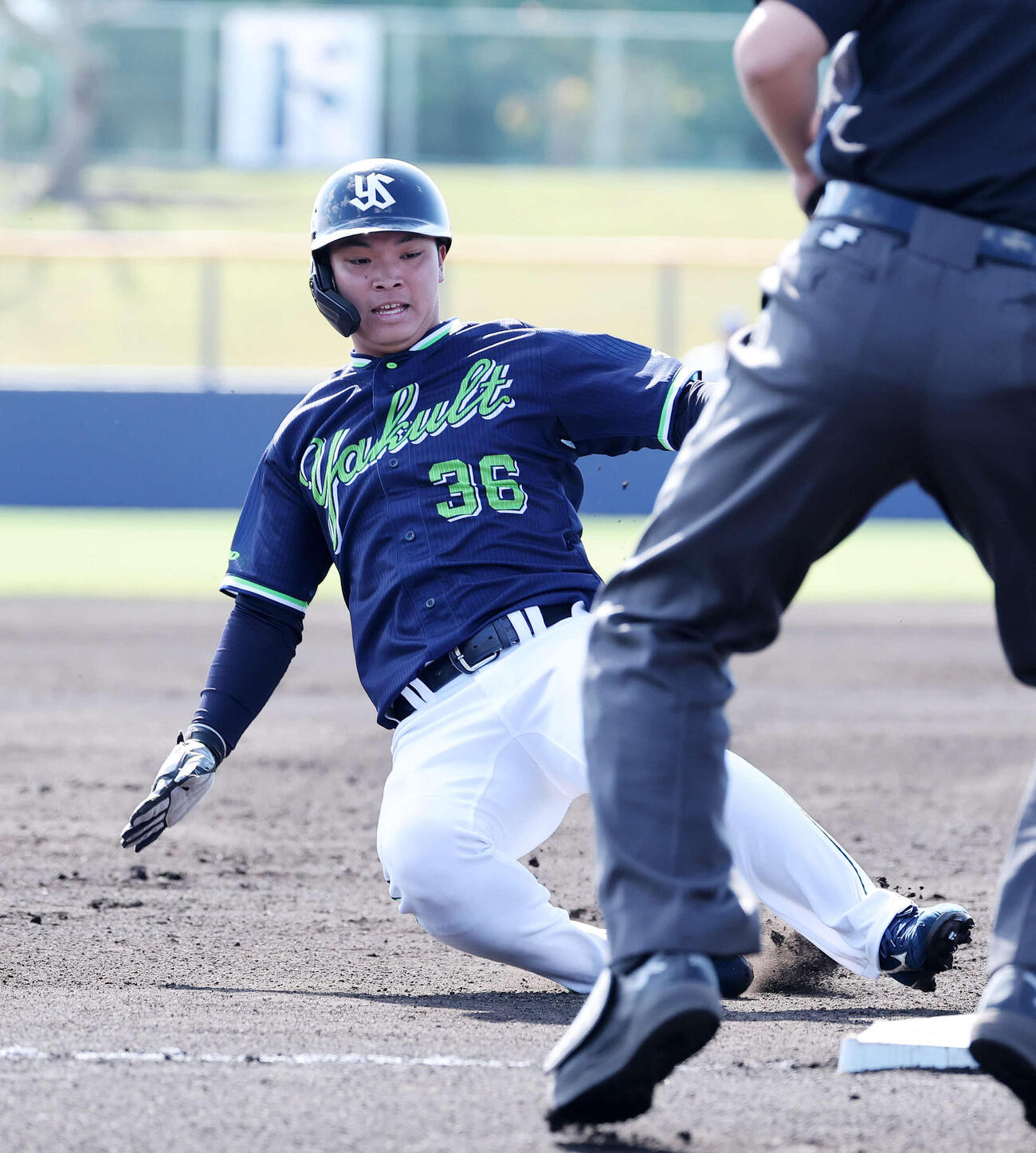 練習試合　中日対ヤクルト　6回表ヤクルト無死一塁、岩田の右前打で三塁に滑り込む西村（撮影・鈴木正人）　