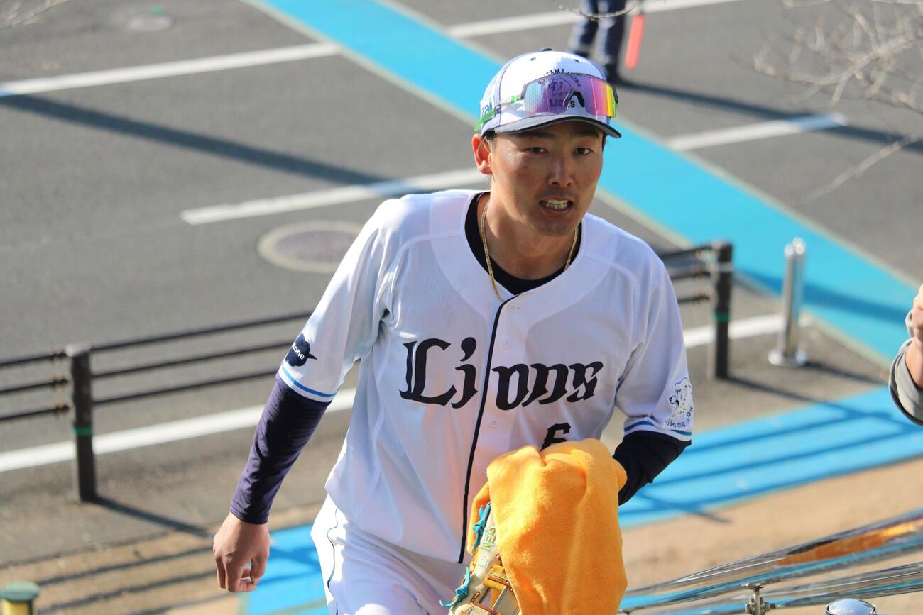 特守を終え階段を上る西武源田（撮影・金子真仁）