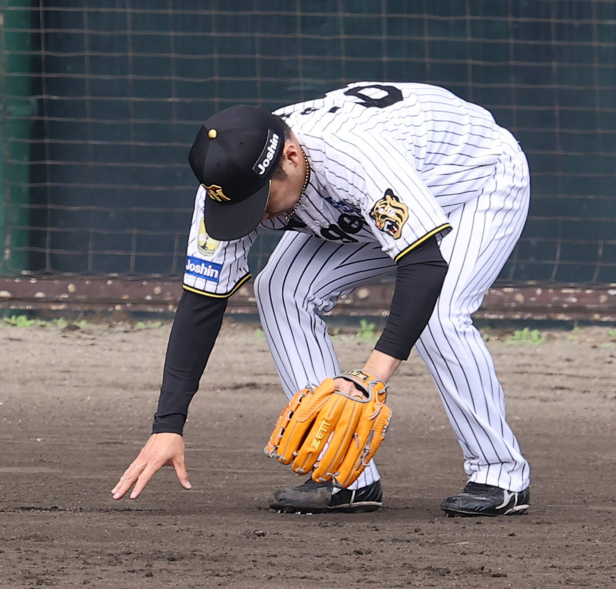 負傷した石井大智はグラウンドに倒れ込む（26年2月11日撮影）