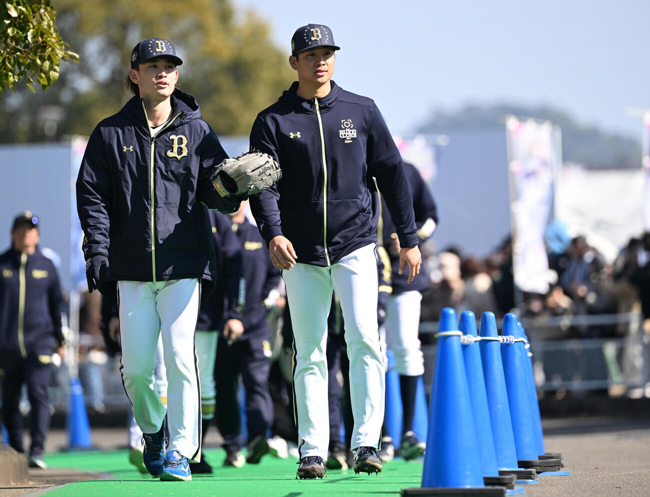 非公開練習のため移動するオリックス山下（右）と寺西ら（撮影・和賀正仁）