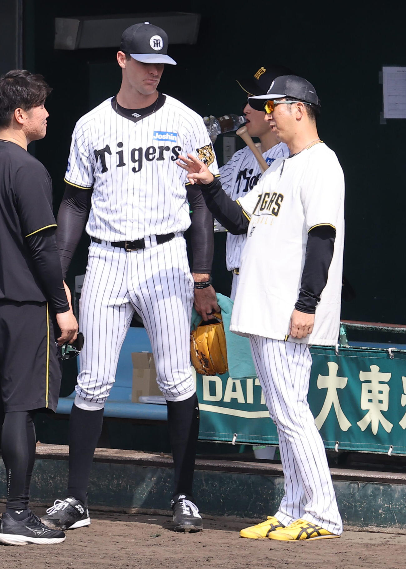 ライブBPで登板した阪神ラグズデール（左）に声をかける藤川監督（撮影・上田博志）