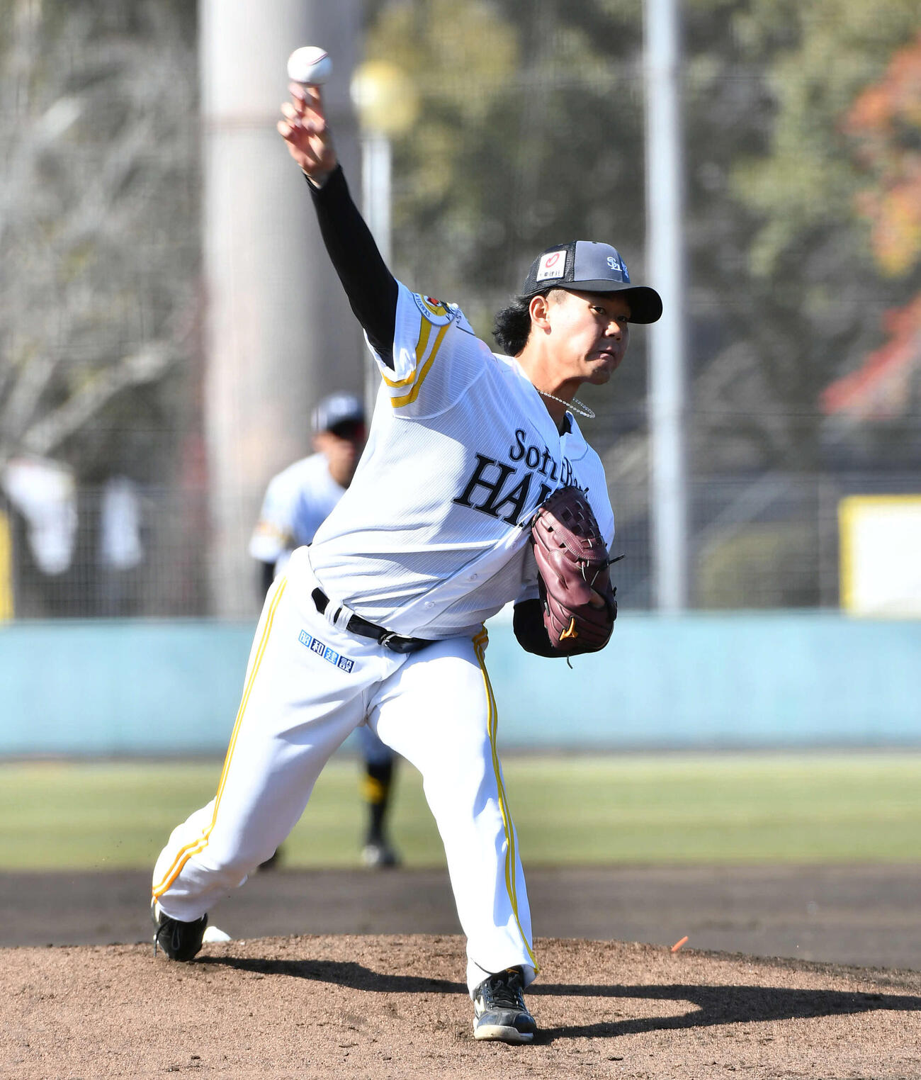 打撃投手を行うソフトバンク稲川（撮影・岩下翔太）