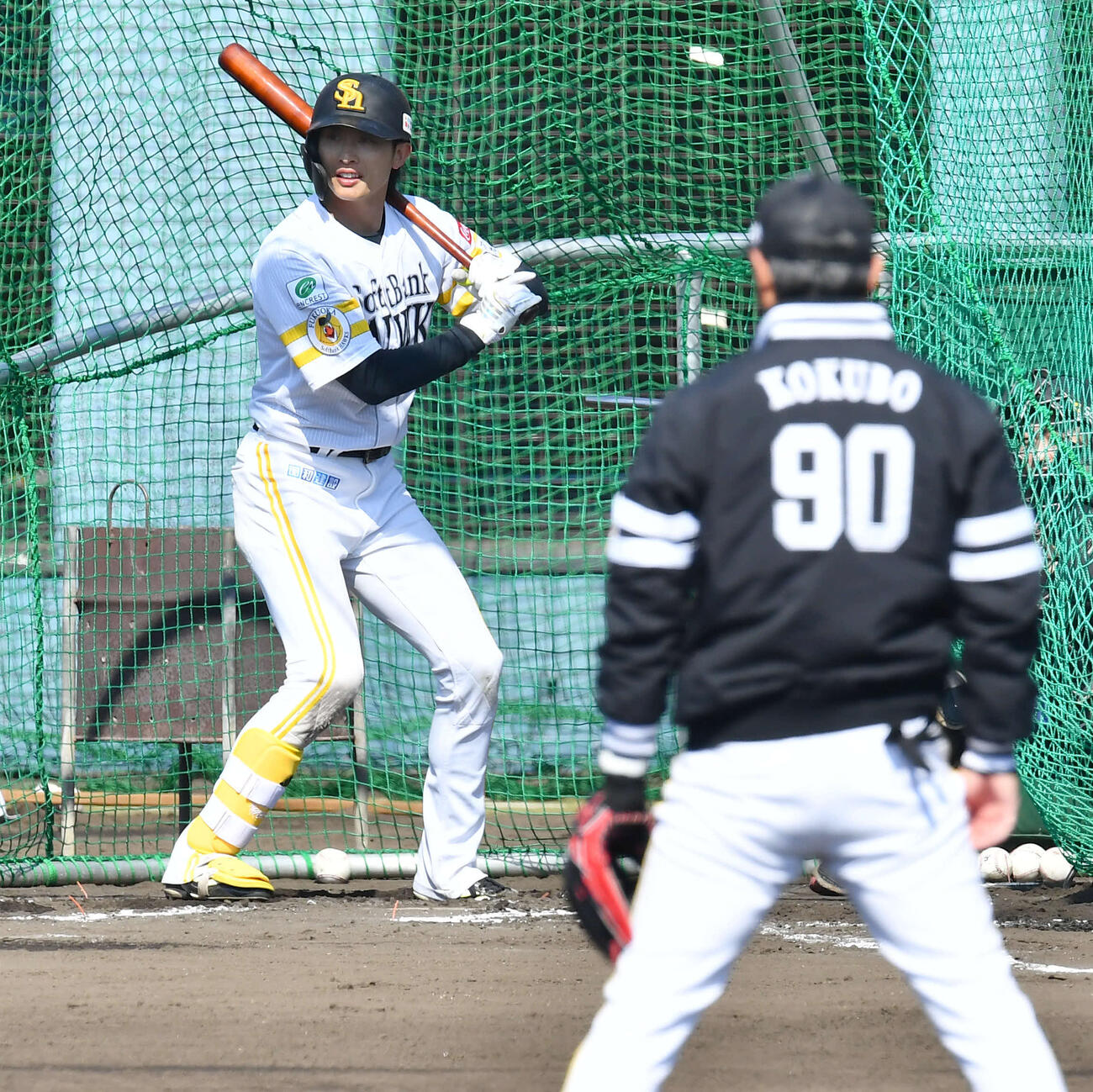 小久保監督（右）が見守る前でフリー打撃を行うソフトバンク周東（撮影・岩下翔太）