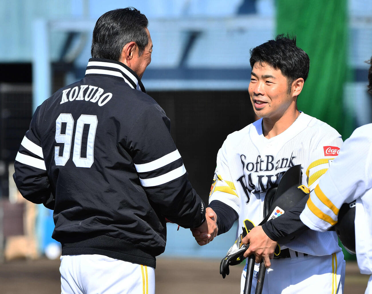 小久保監督（左）と握手を交わすソフトバンク近藤（撮影・岩下翔太）