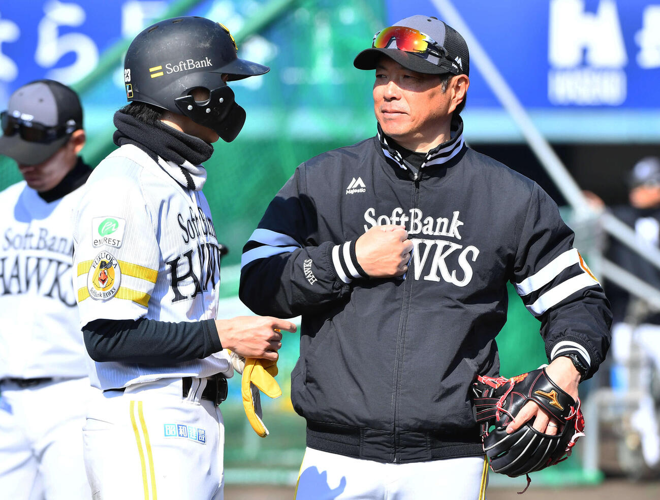 周東（左）と話すソフトバンク小久保監督（撮影・岩下翔太）