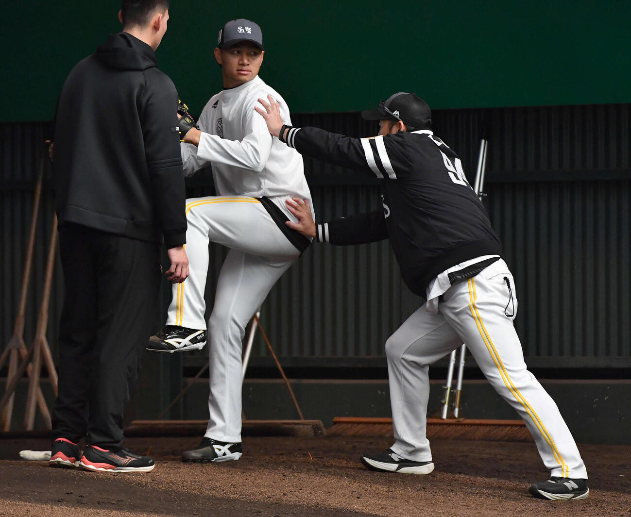 ブルペンで倉野コーチ（右）の指導を受けるソフトバンク徐（撮影・岩下翔太）