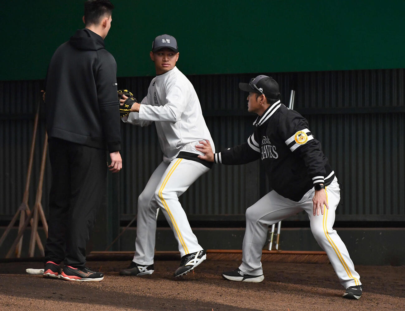 ブルペンで倉野コーチ（右）の指導を受けるソフトバンク徐（撮影・岩下翔太）