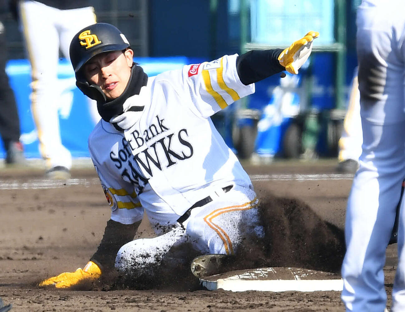スライディング練習で二塁に滑り込むソフトバンク周東（撮影・岩下翔太）