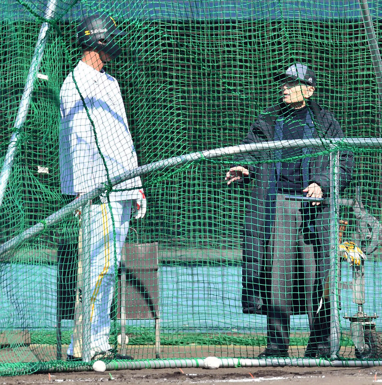 秋広（左）にアドバイスをするソフトバンク王球団会長（撮影・岩下翔太）