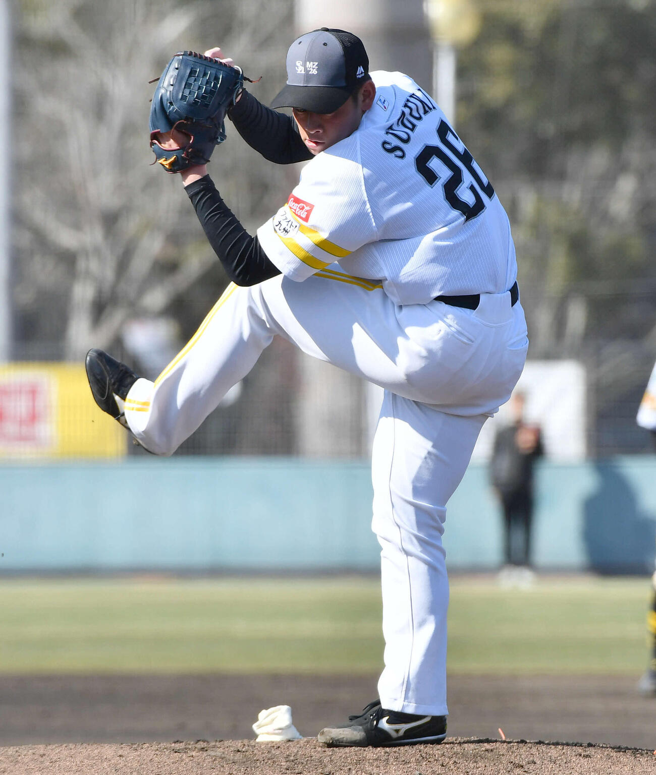 打撃投手を行うソフトバンク鈴木豪（撮影・岩下翔太）