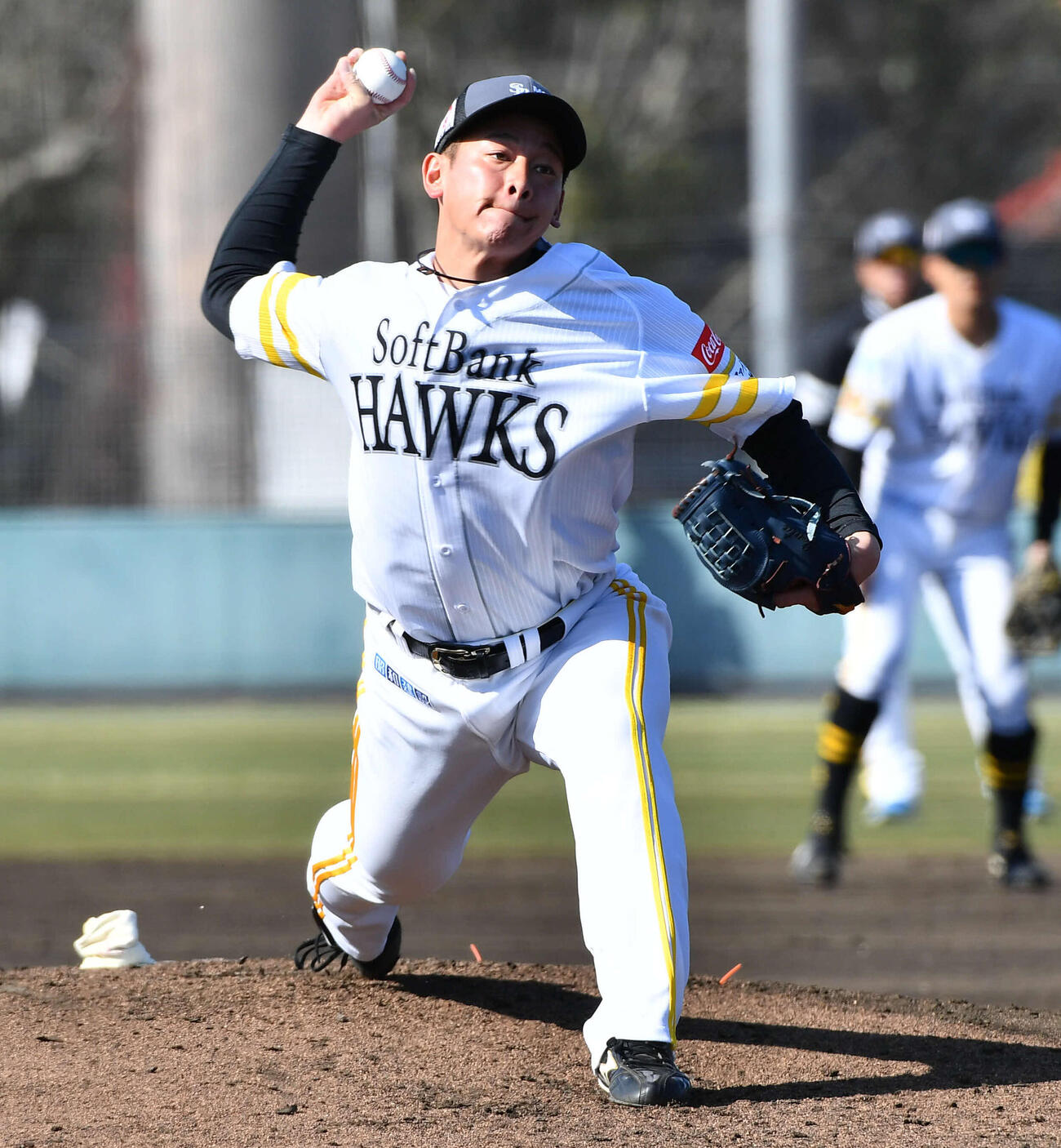 打撃投手を行うソフトバンク鈴木豪（撮影・岩下翔太）