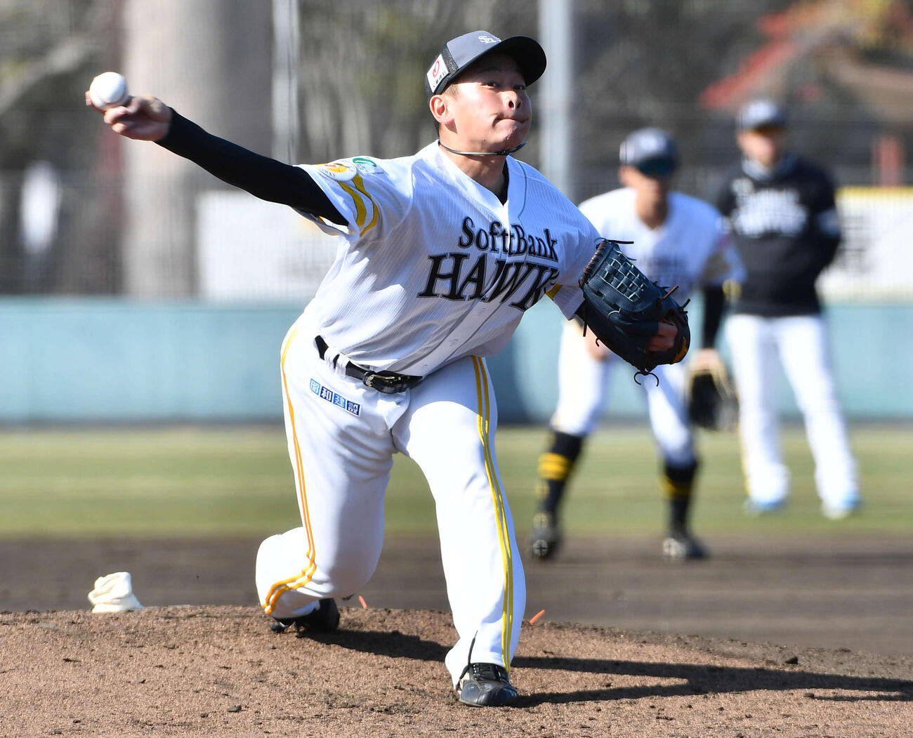 打撃投手を行うソフトバンク鈴木豪（撮影・岩下翔太）