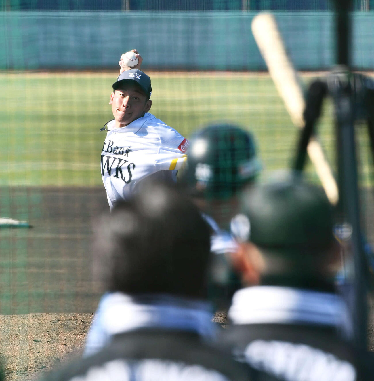 打撃投手を行うソフトバンク鈴木豪（撮影・岩下翔太）