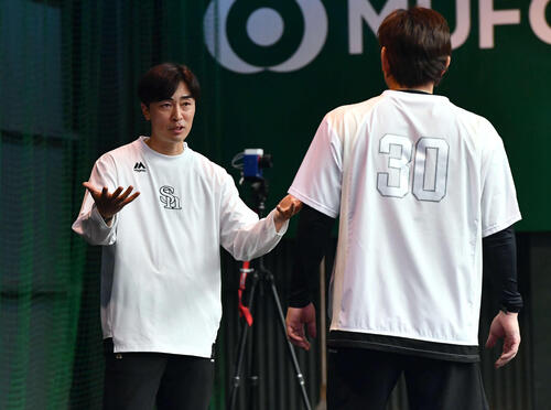ソフトバンク　小久保、和田、ペーニャSS ソフトバンク】外野挑戦のイヒネ、小久保監督が期待「外野からのスロー